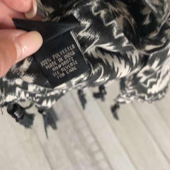 Scarf / Wrap - Picture 4 of 4